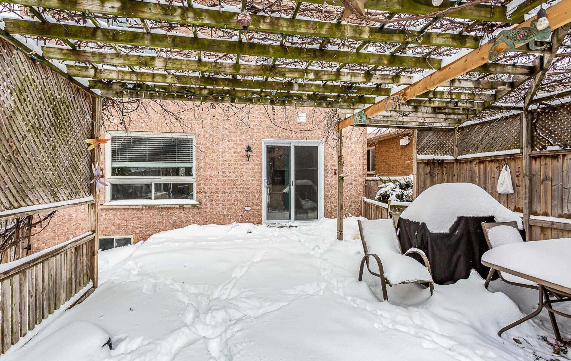 118 Mowat Cres