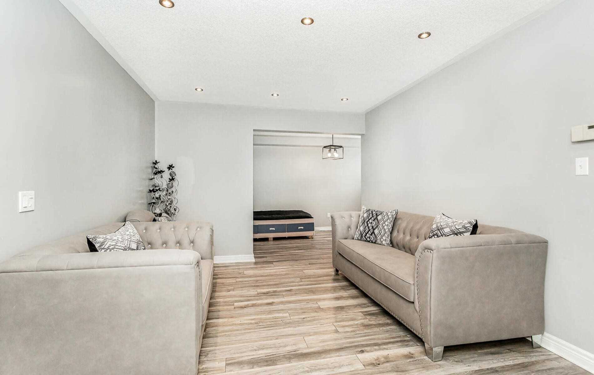 118 Mowat Cres