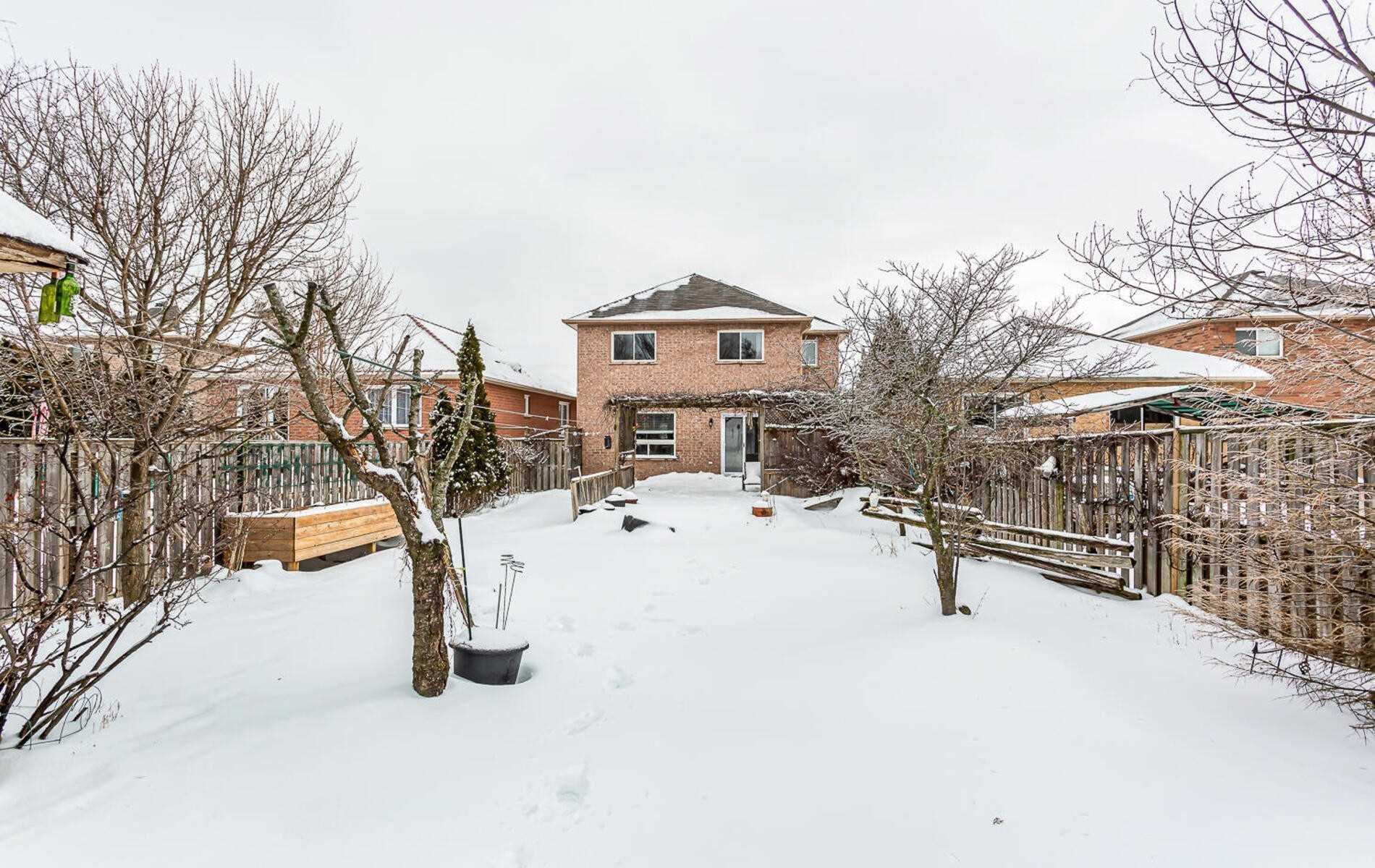 118 Mowat Cres