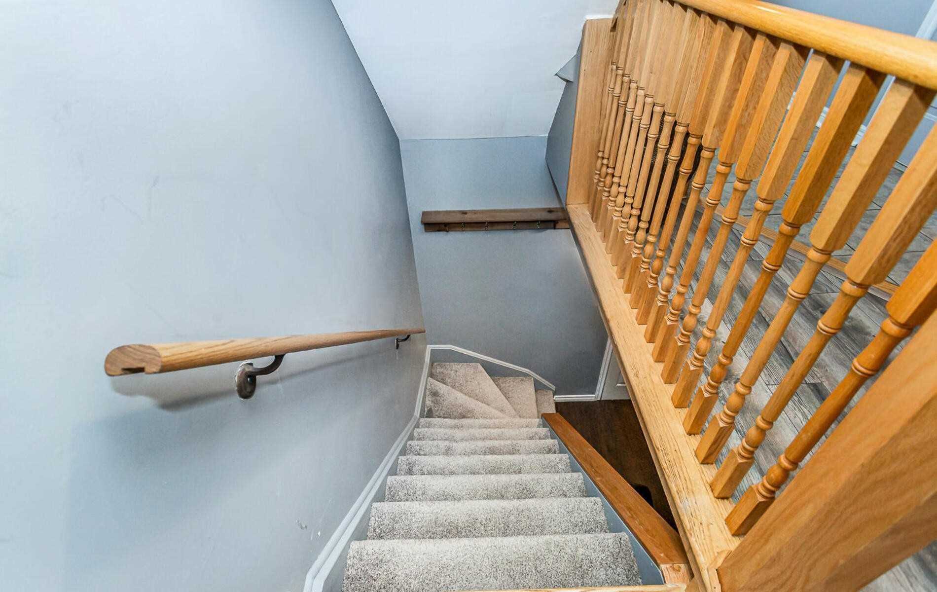 118 Mowat Cres