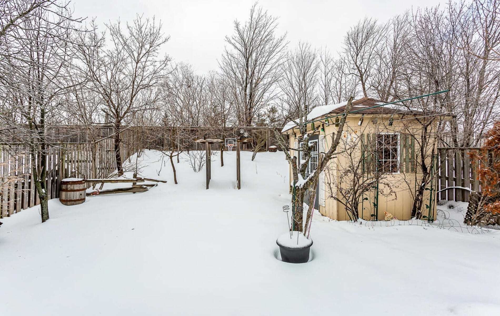 118 Mowat Cres
