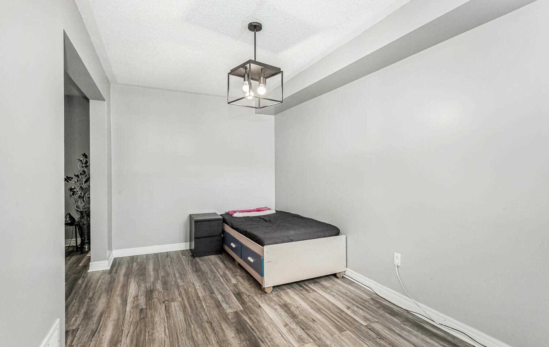 118 Mowat Cres
