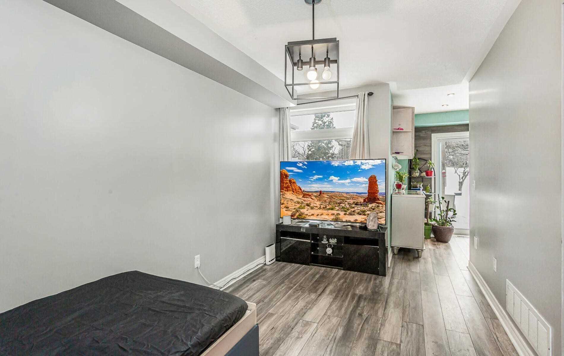 118 Mowat Cres
