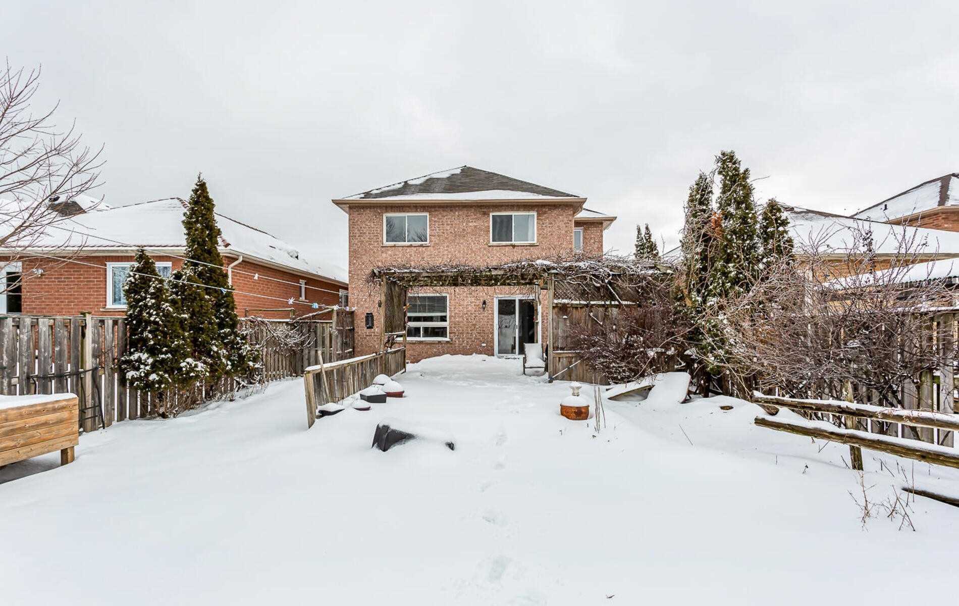 118 Mowat Cres