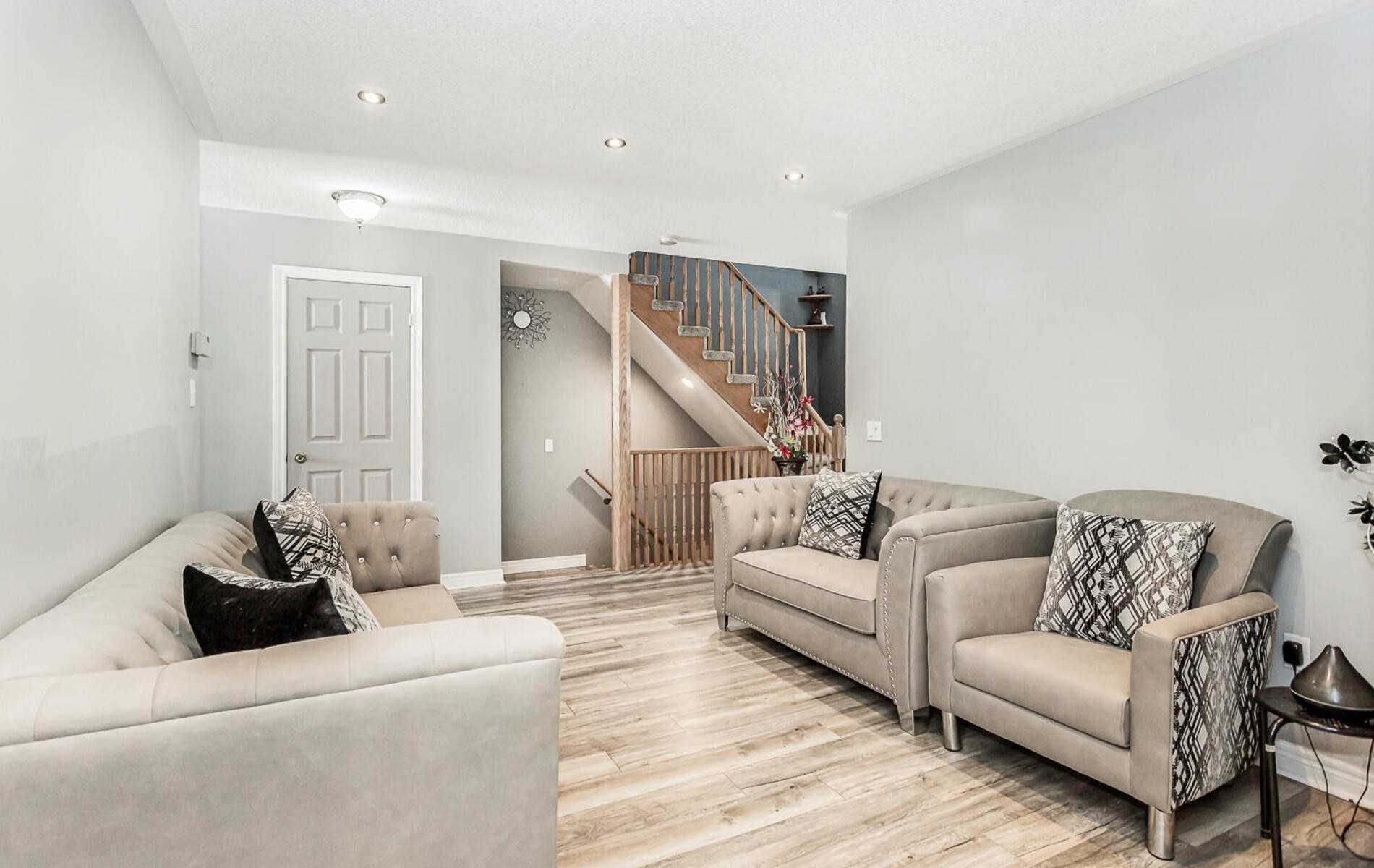 118 Mowat Cres