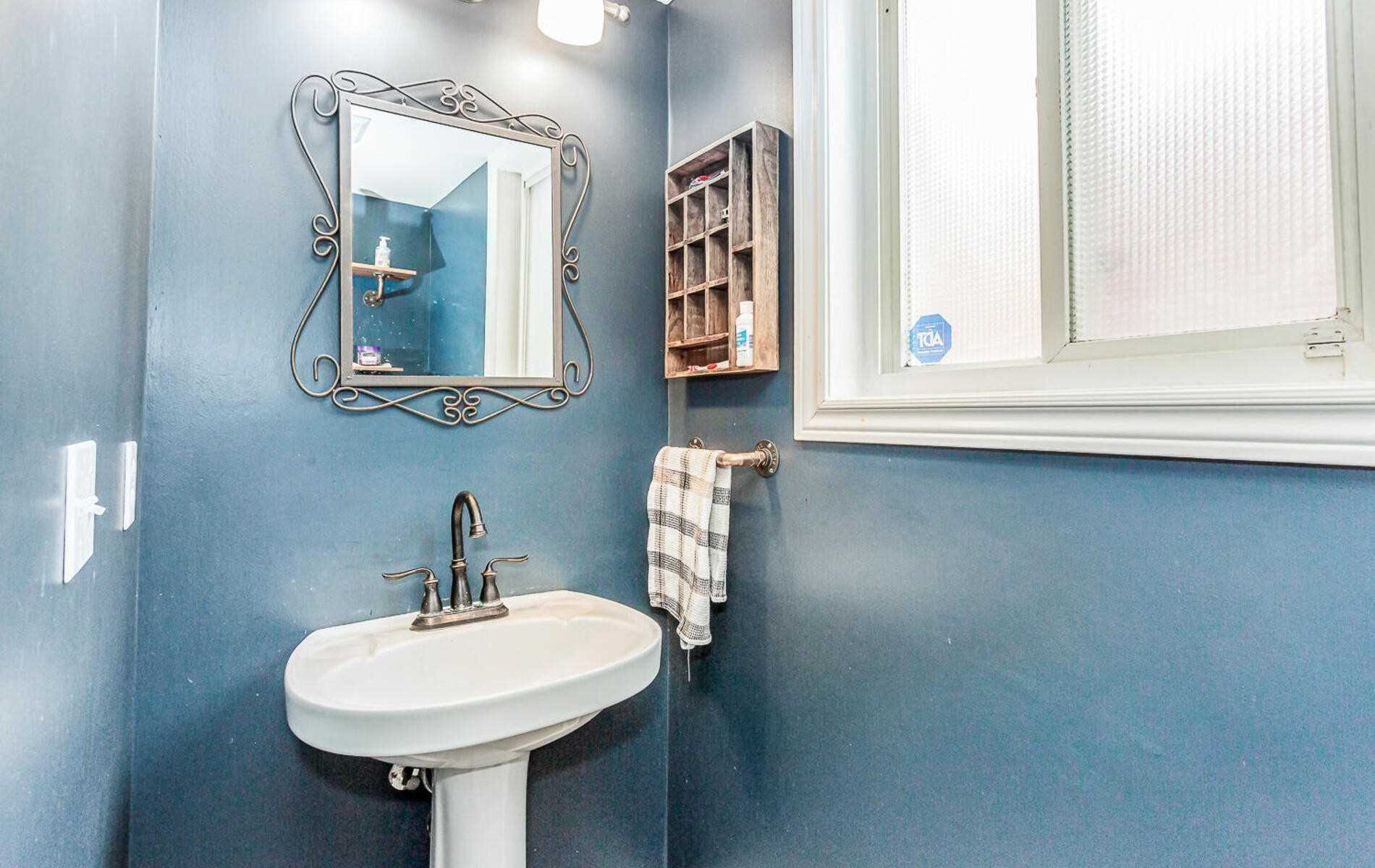 118 Mowat Cres