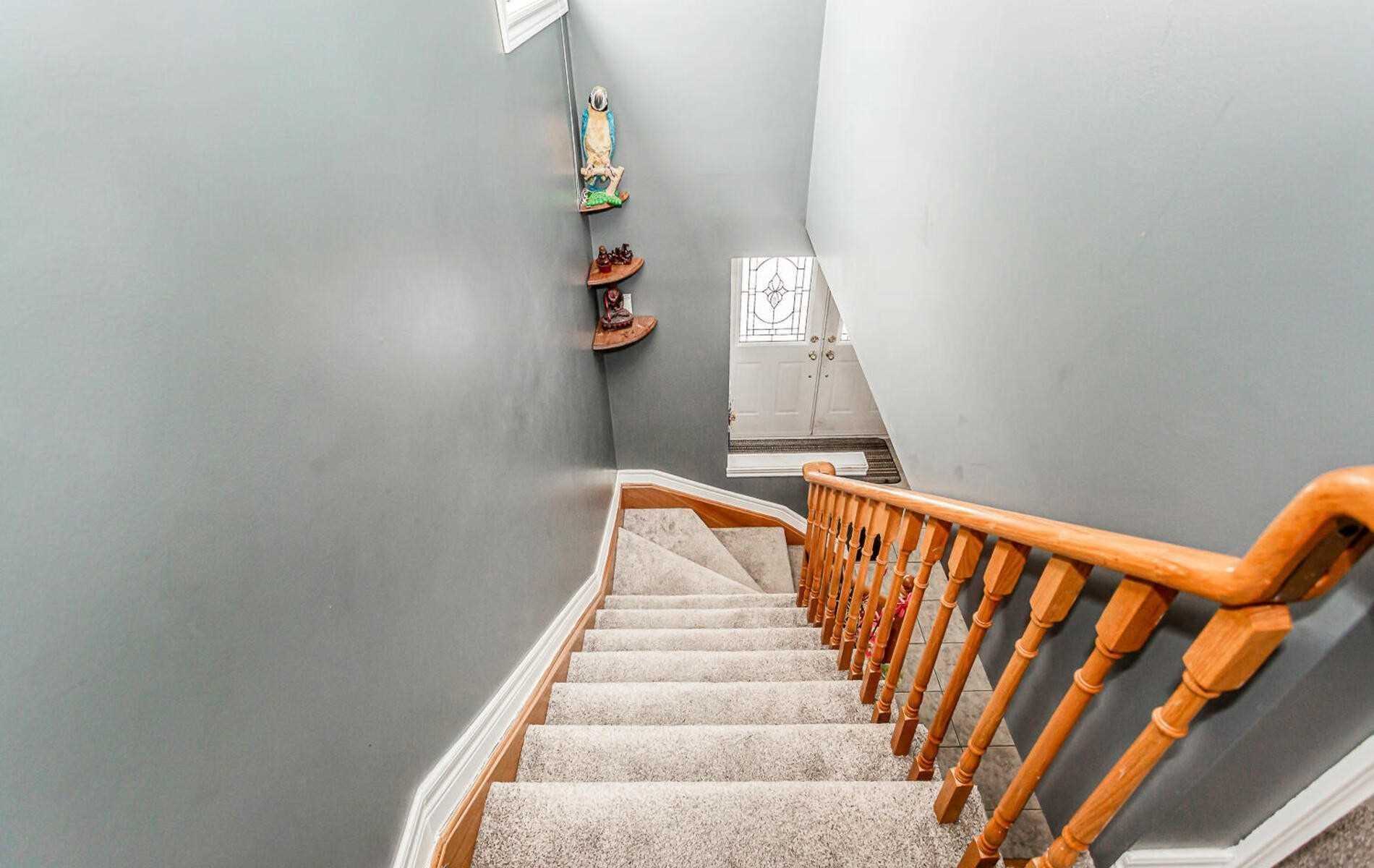 118 Mowat Cres
