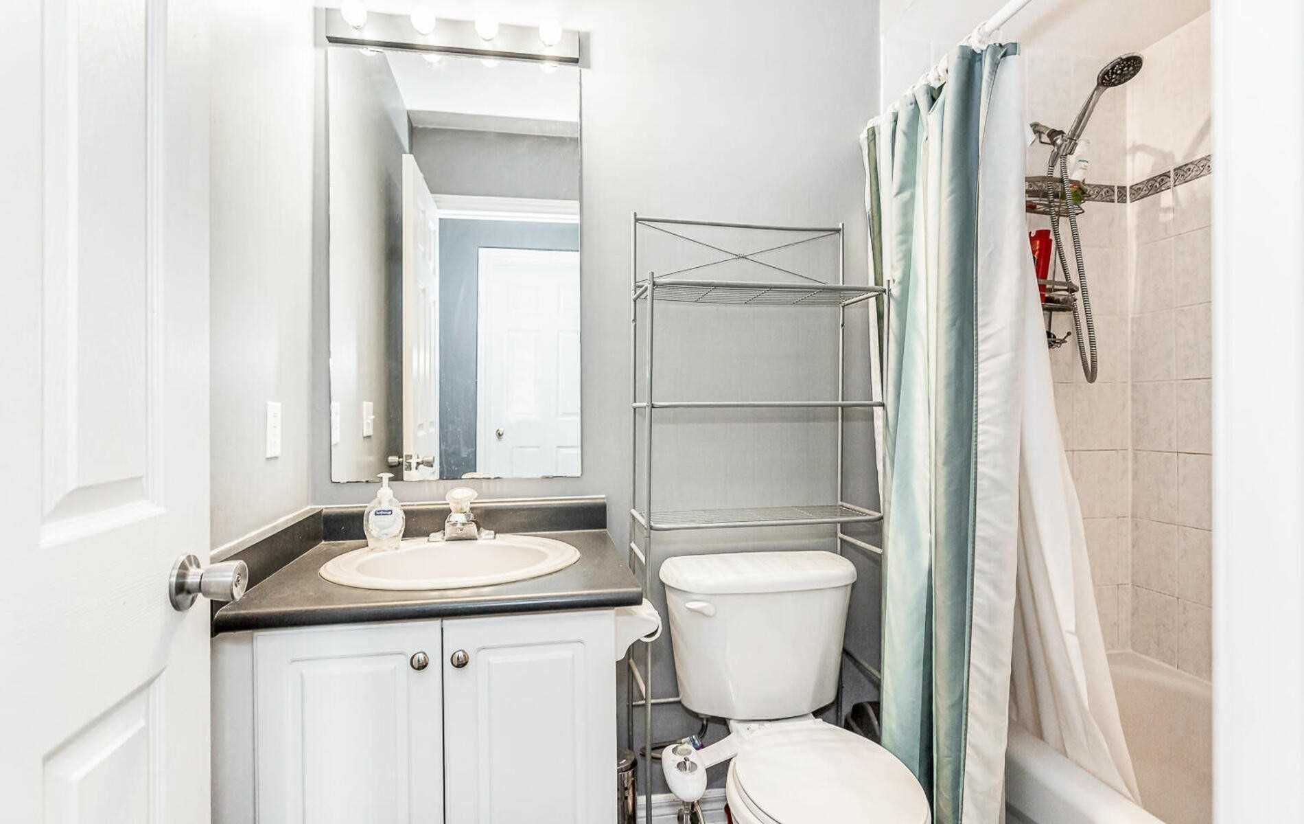 118 Mowat Cres