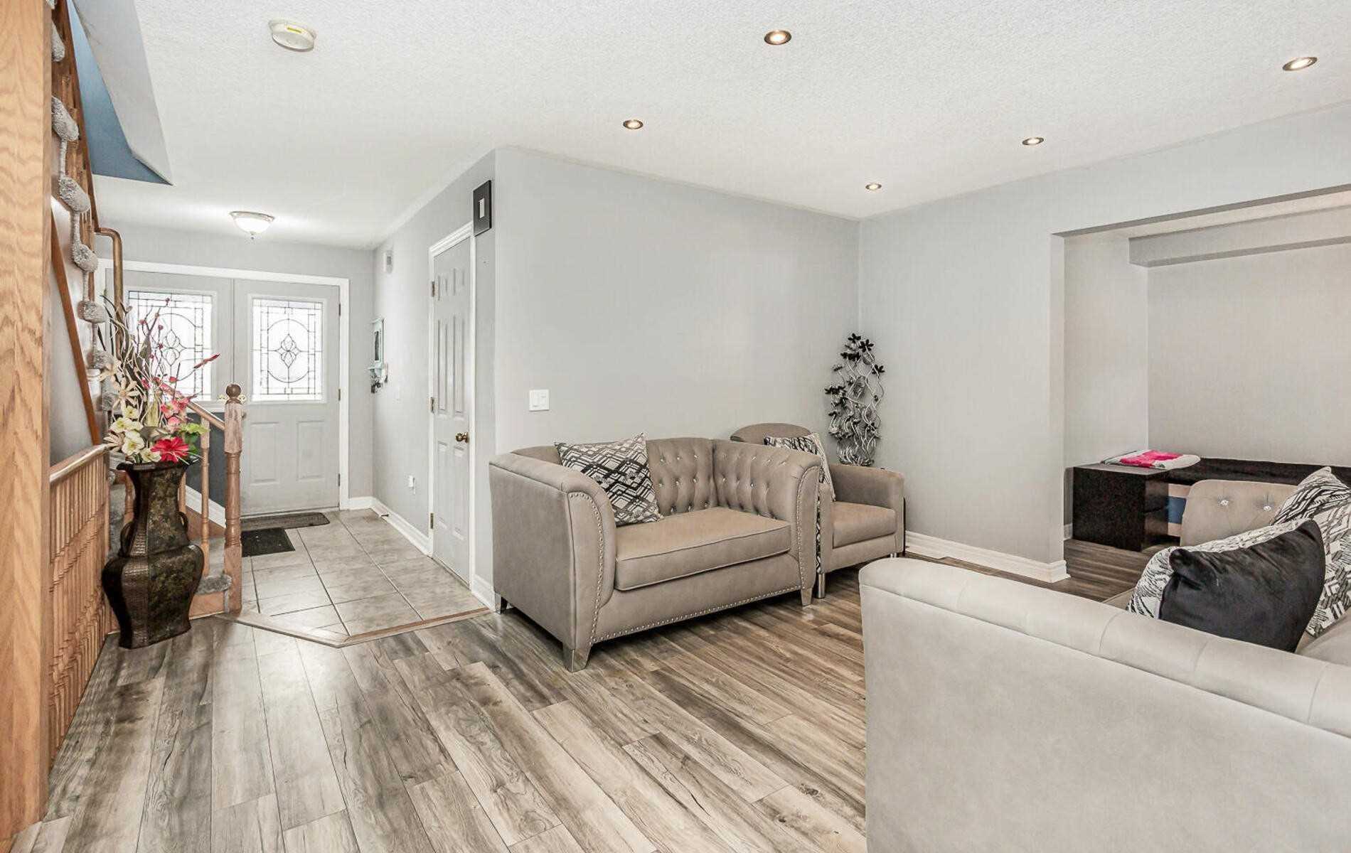 118 Mowat Cres