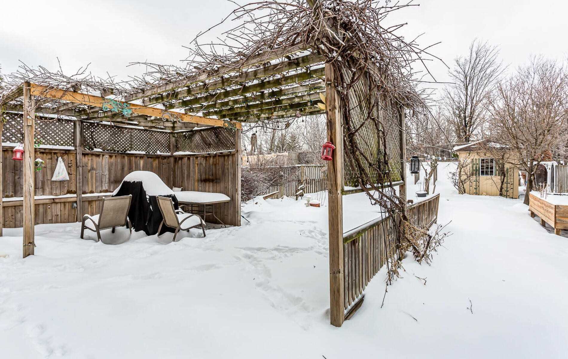 118 Mowat Cres