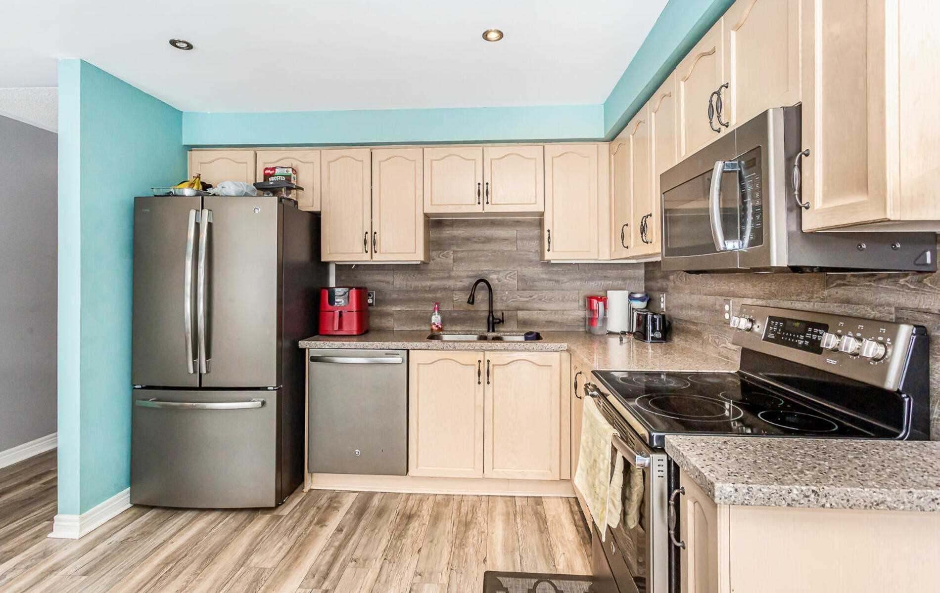 118 Mowat Cres