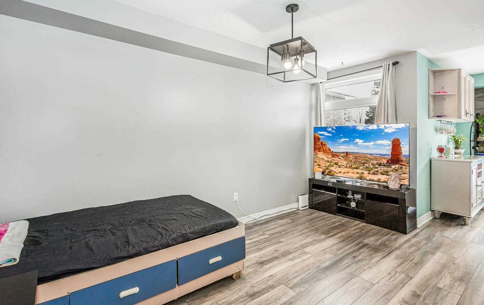 118 Mowat Cres