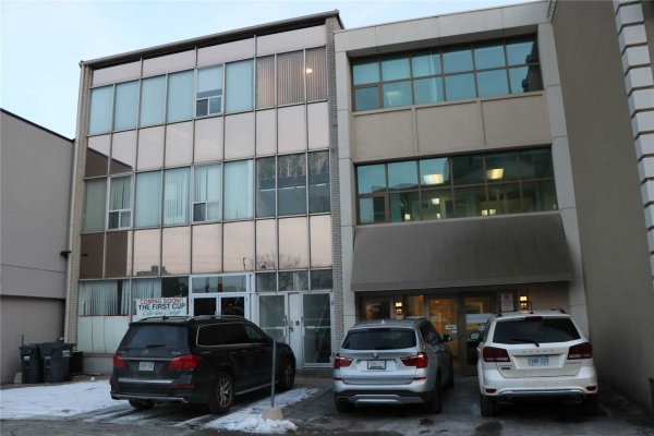 44 Queen St E, Brampton