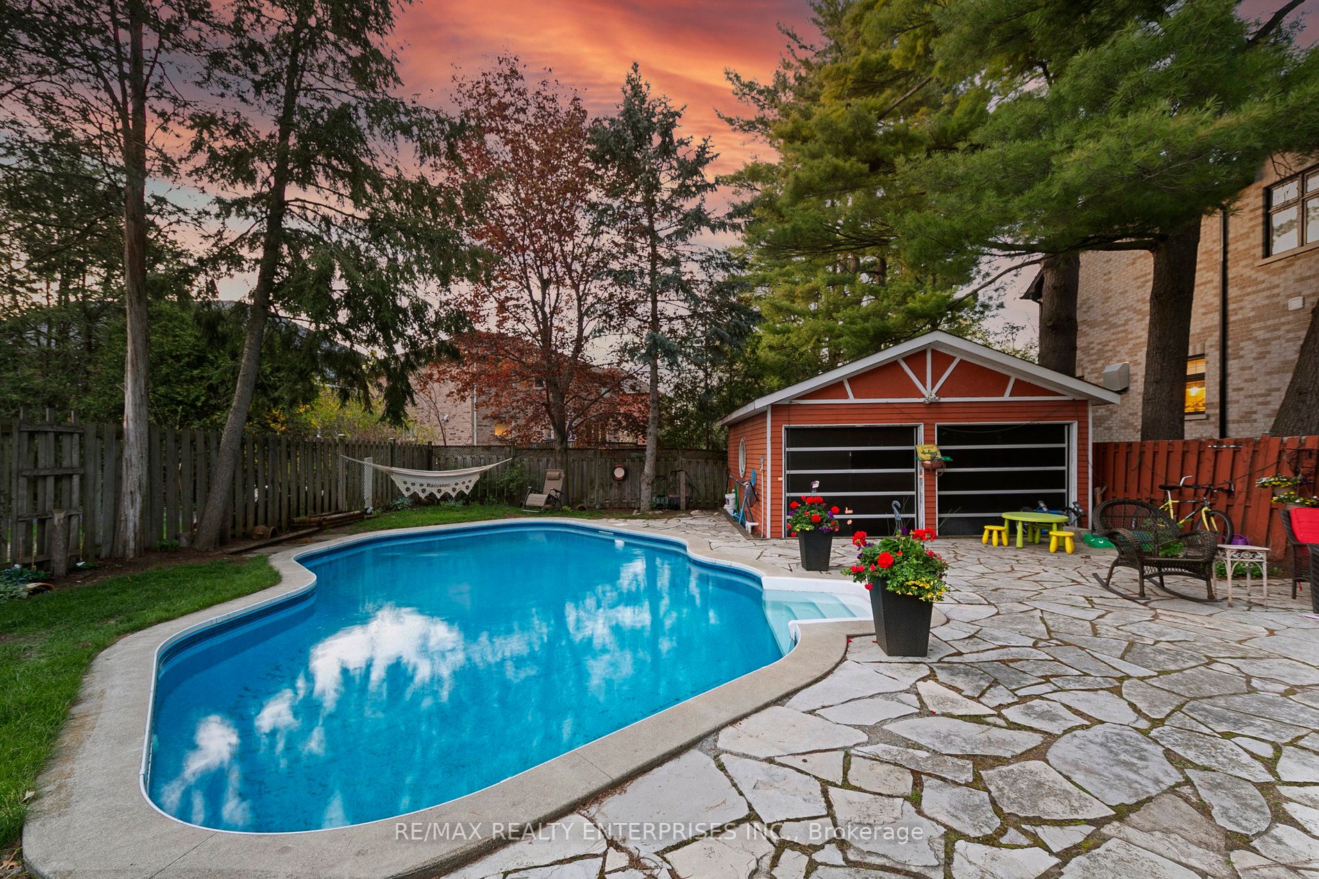 1061 Lorne Park Rd