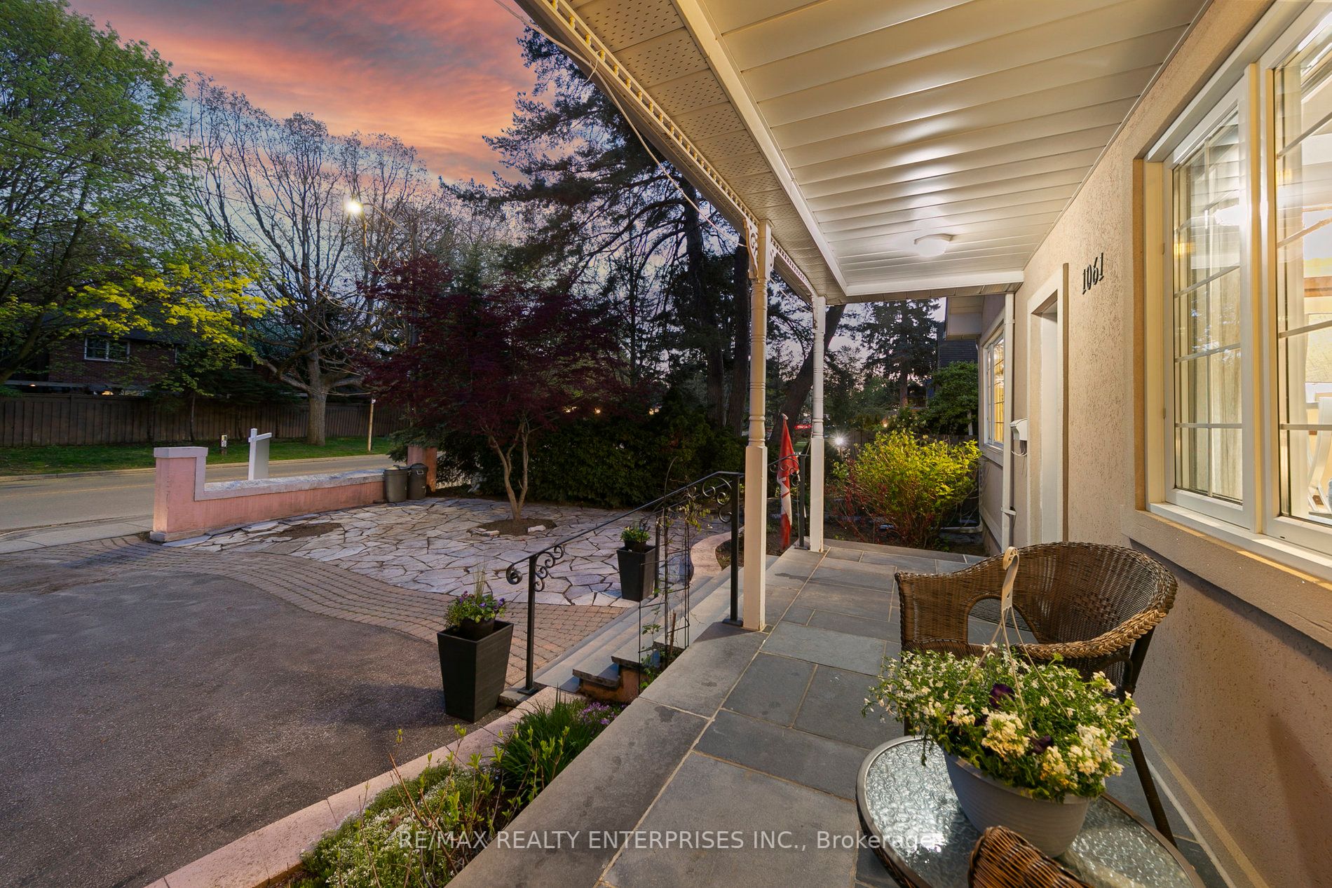 1061 Lorne Park Rd