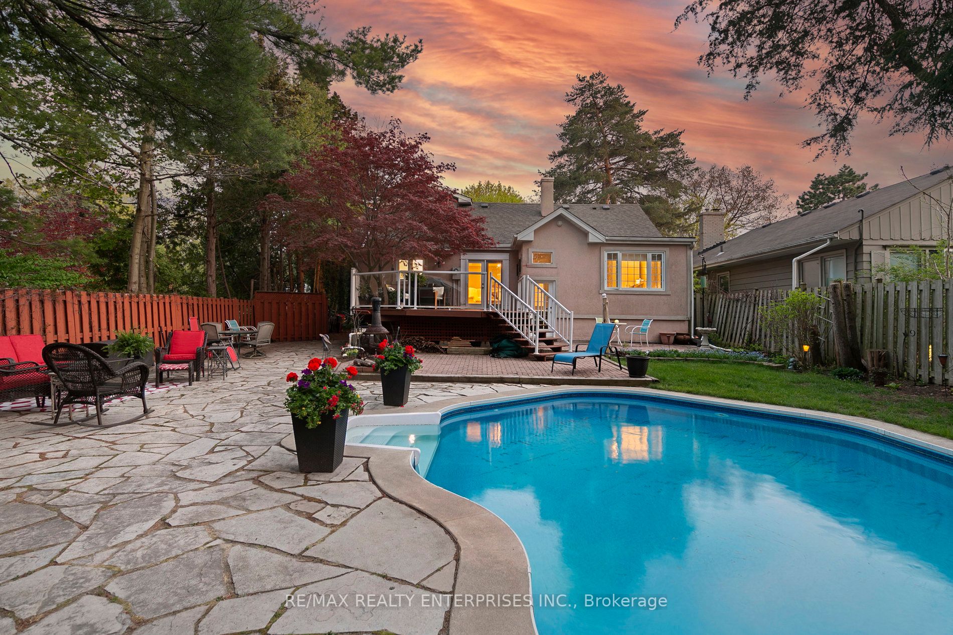 1061 Lorne Park Rd