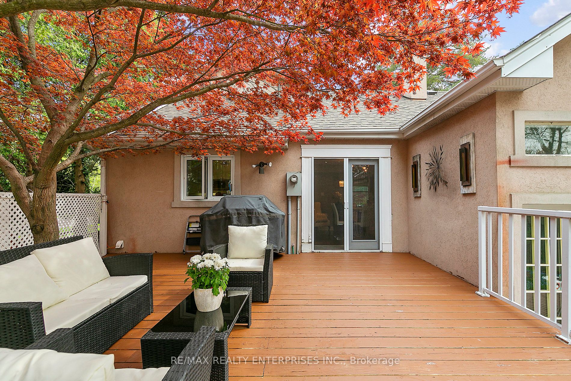 1061 Lorne Park Rd
