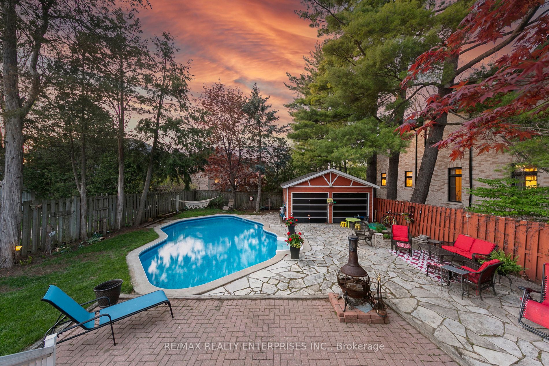 1061 Lorne Park Rd
