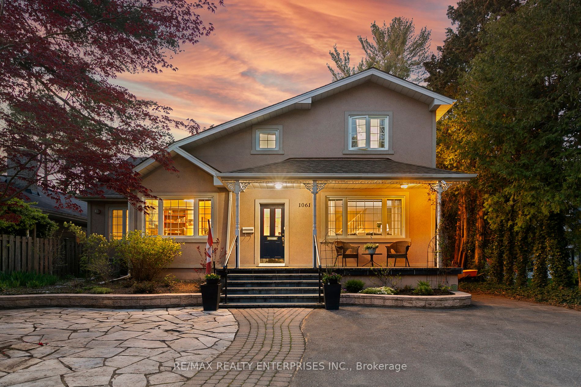 1061 Lorne Park Rd