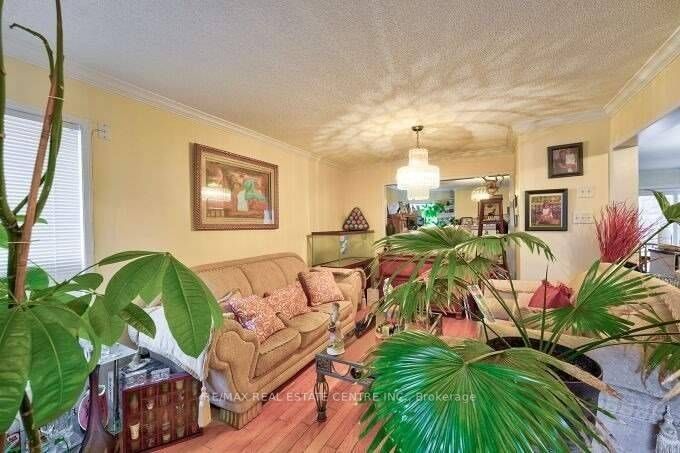 36 Mapleshade Dr