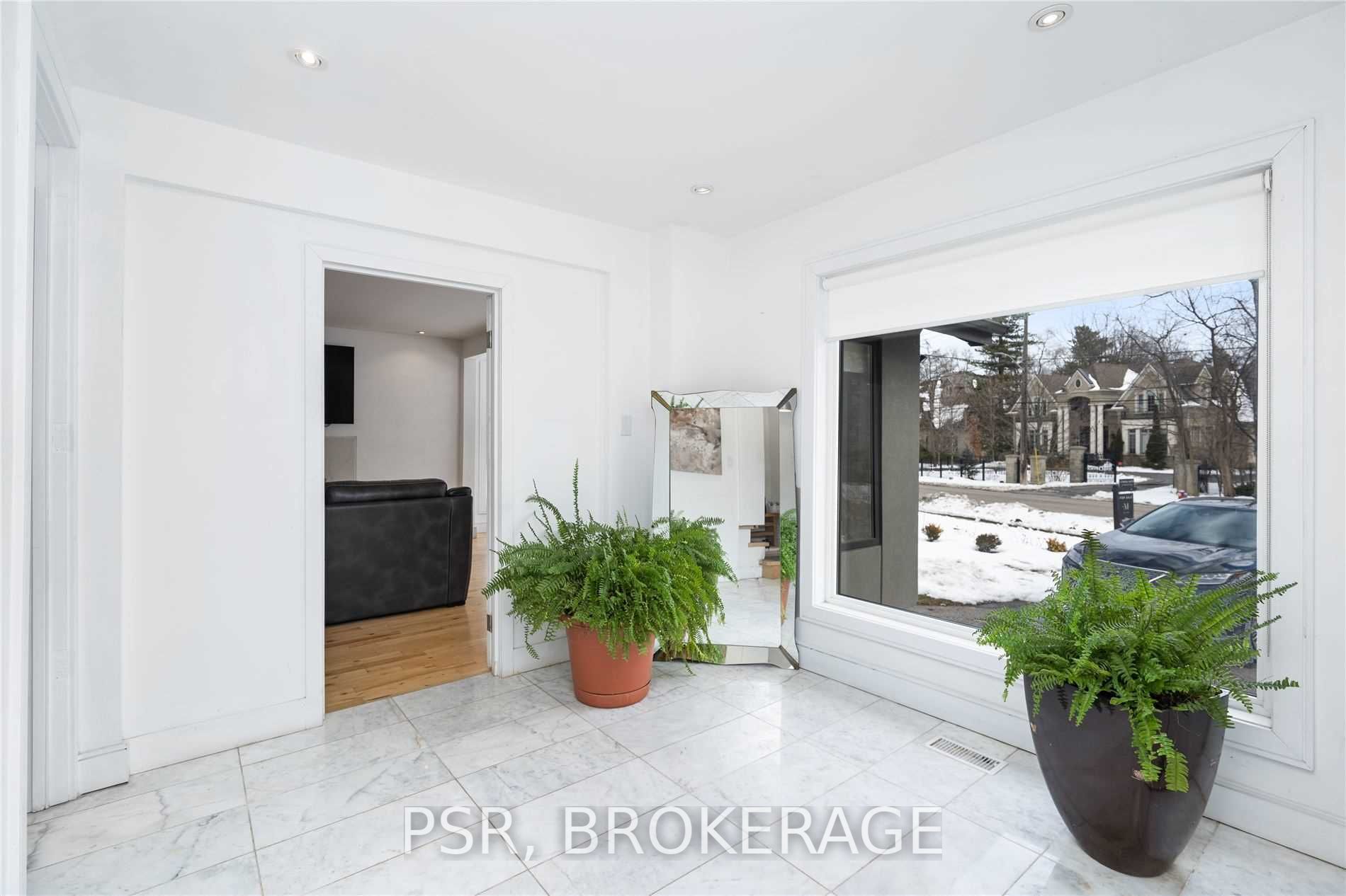 105 Mineola Rd W