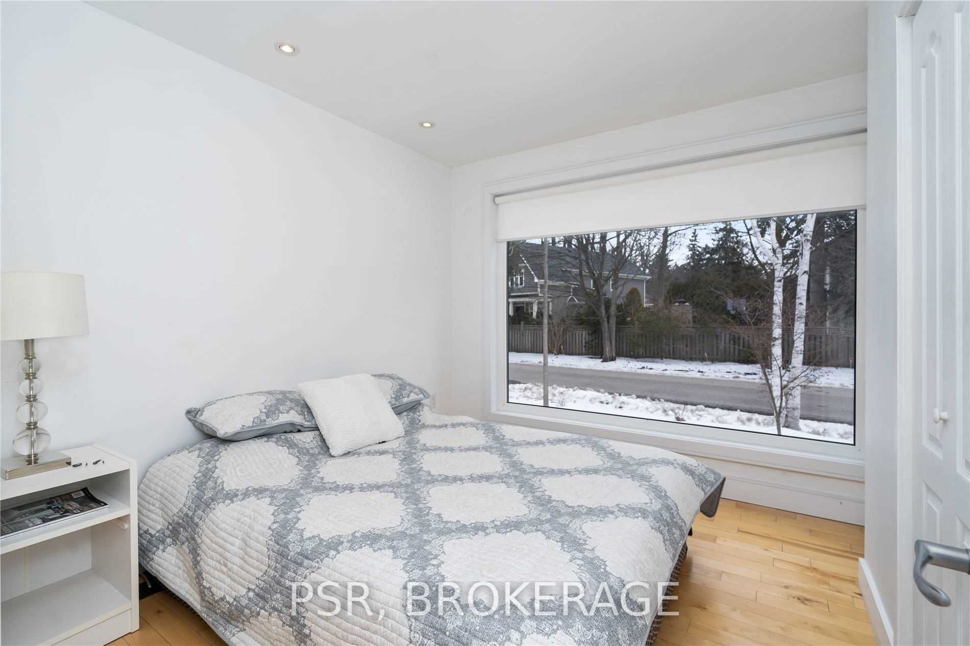 105 Mineola Rd W