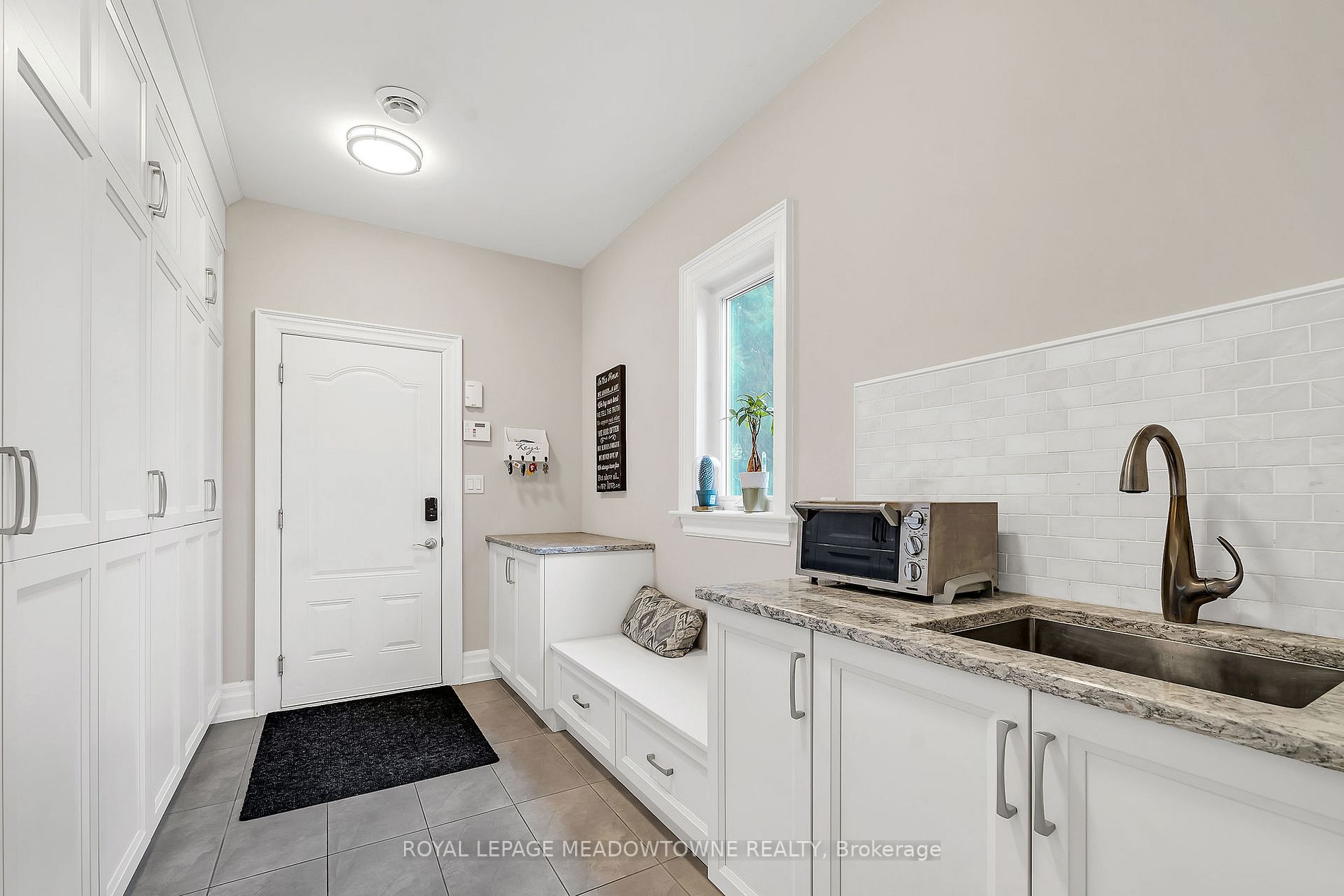 2405 Applewood Dr