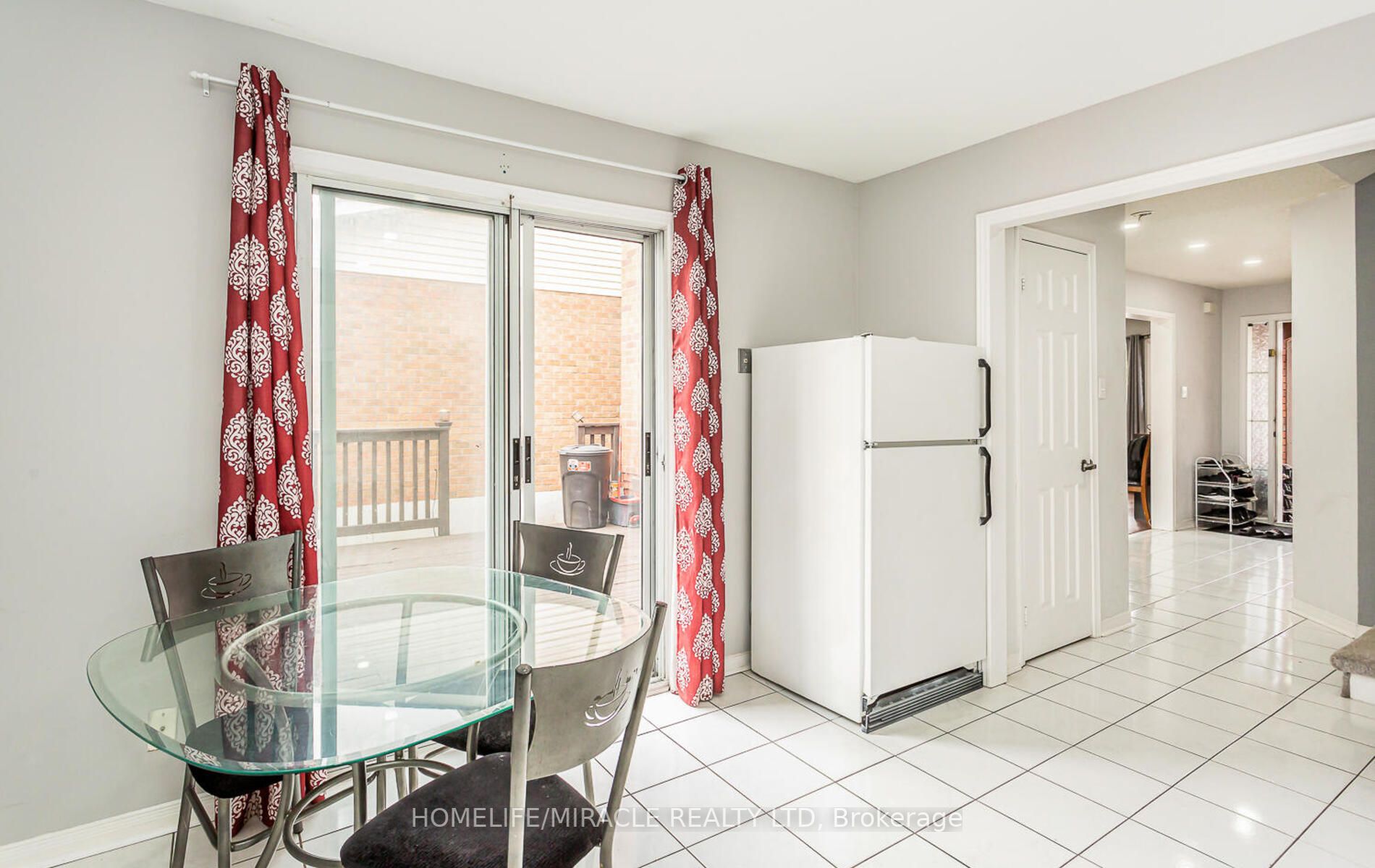77 Stoneledge Circ N