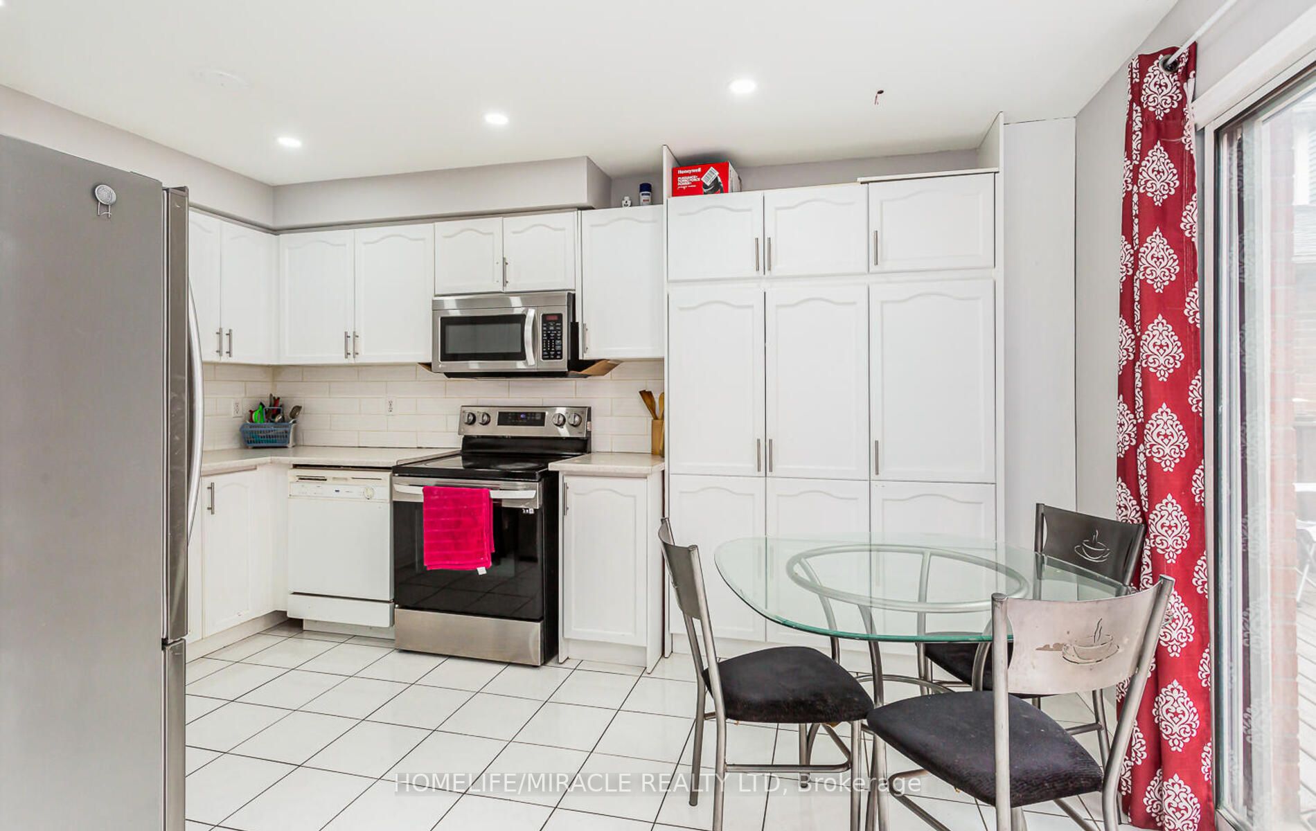 77 Stoneledge Circ N