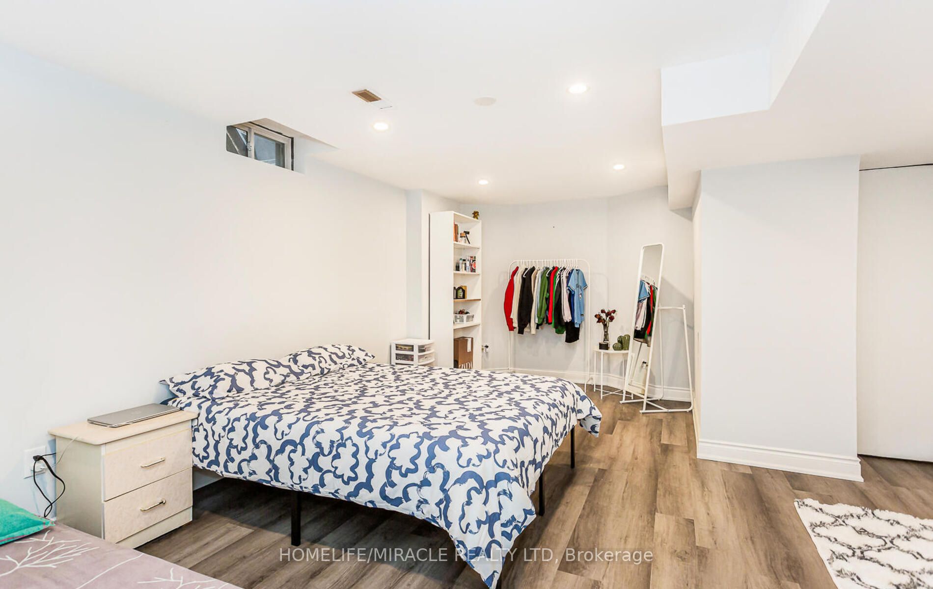 77 Stoneledge Circ N