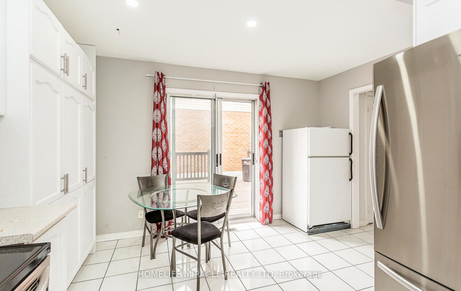 77 Stoneledge Circ N