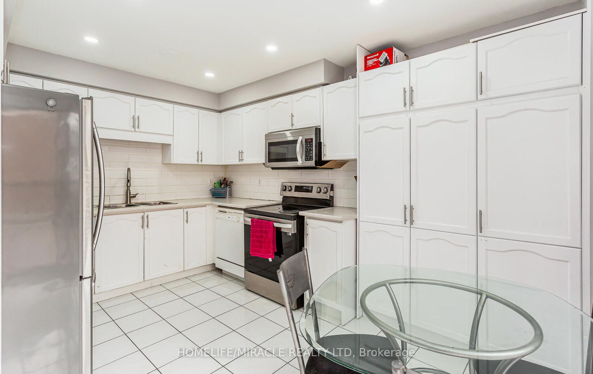 77 Stoneledge Circ N