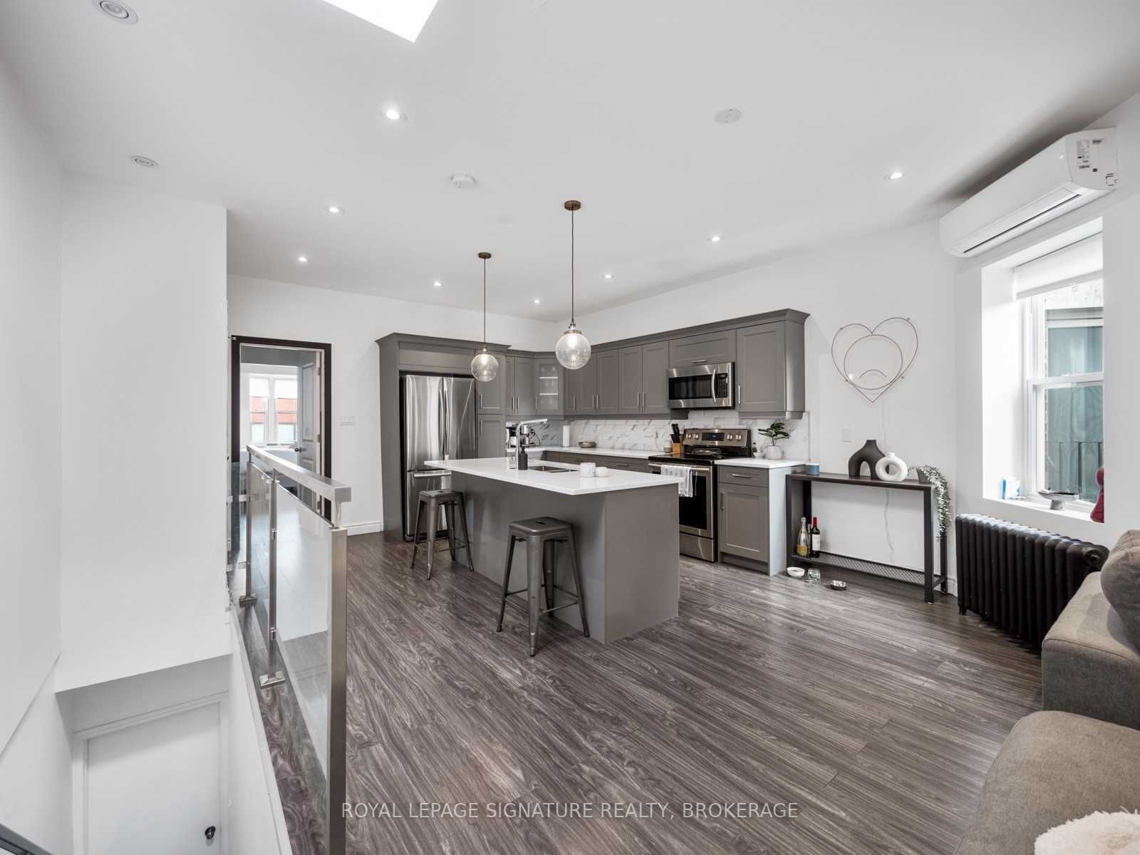2243 Dundas St W