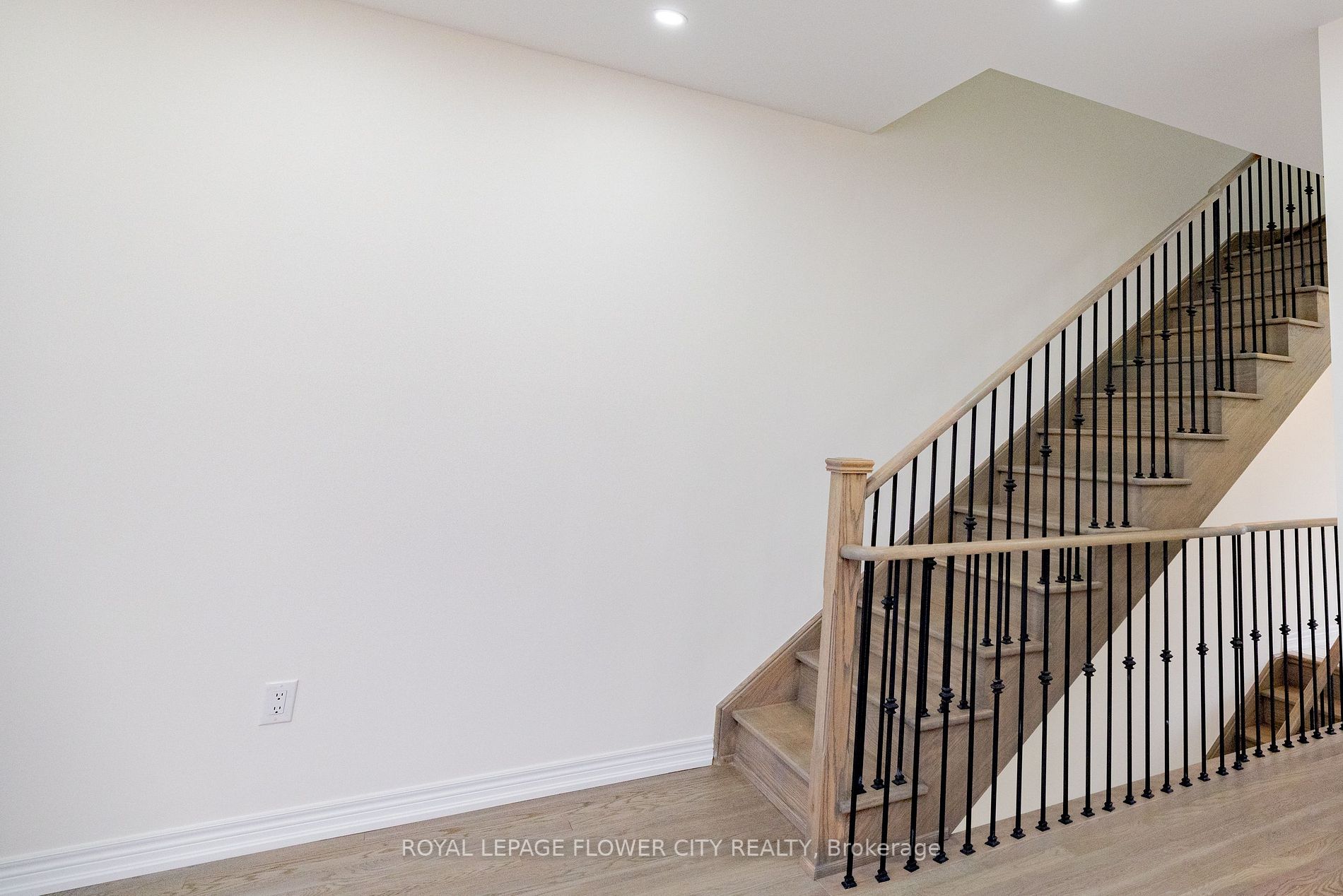 38 Queenpost Dr