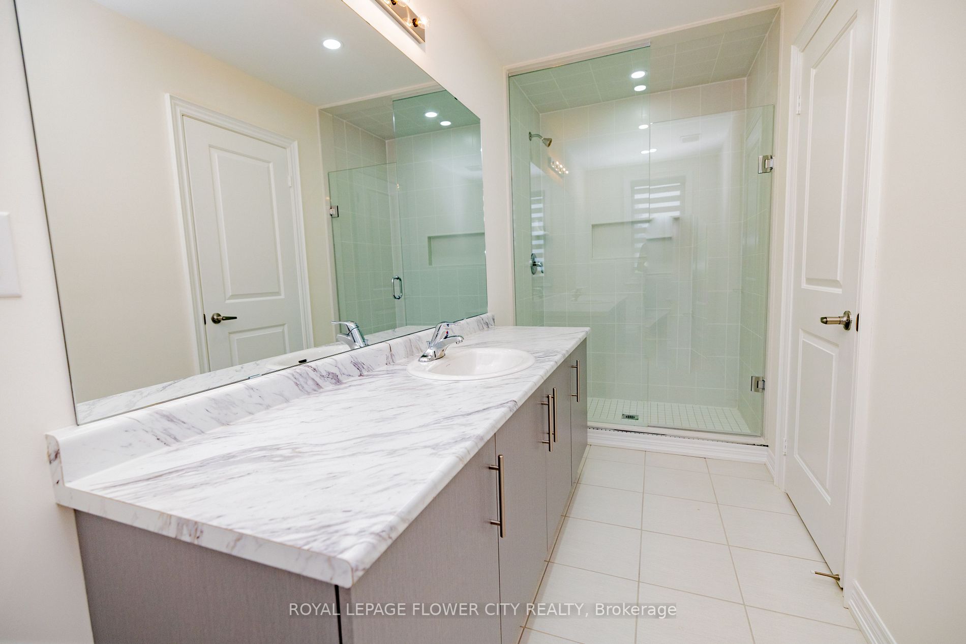 38 Queenpost Dr