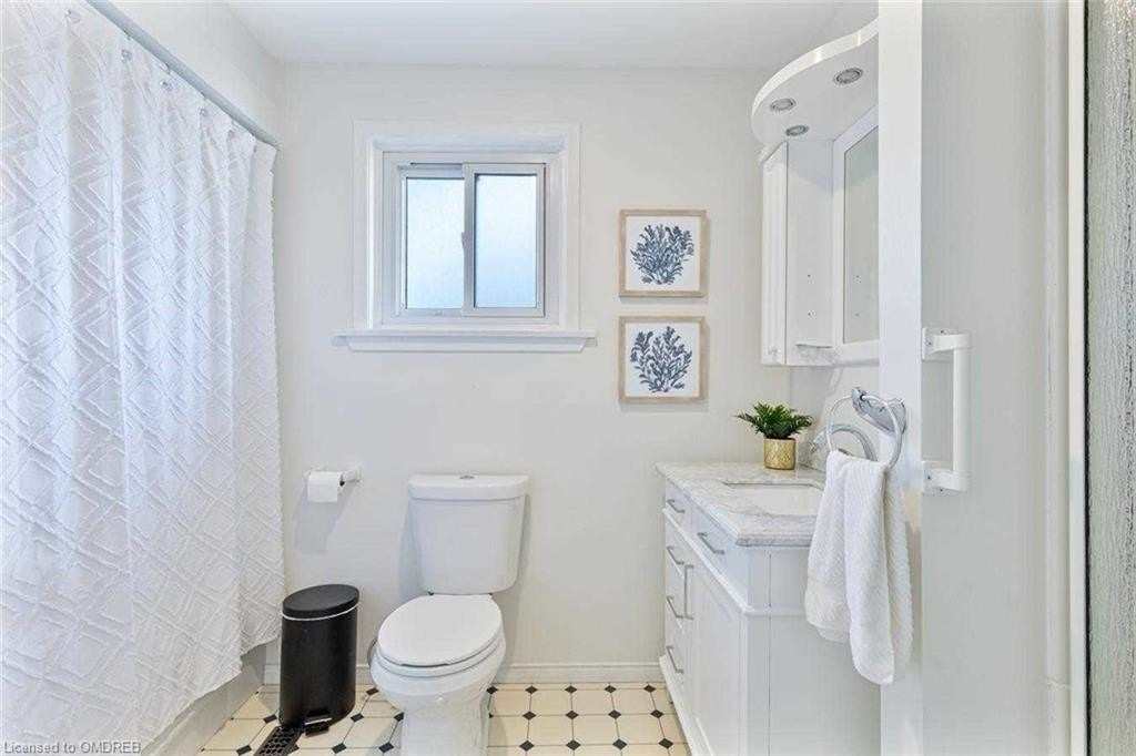2212 Urwin Cres
