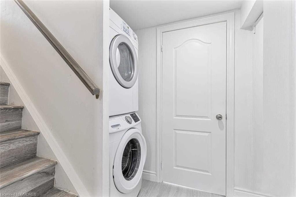 2212 Urwin Cres