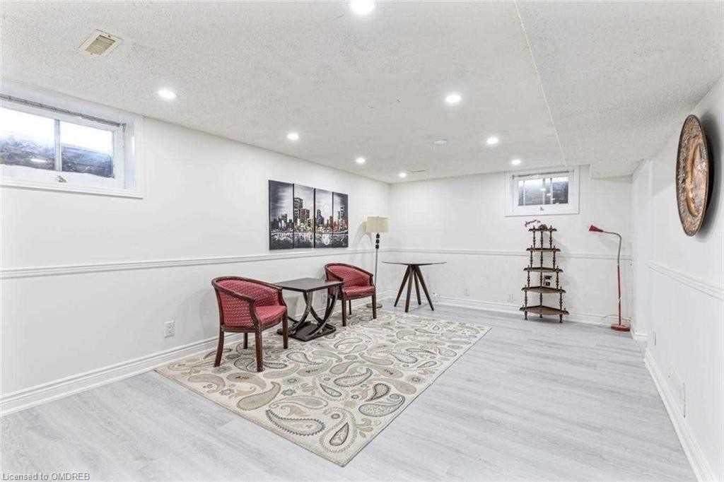 2212 Urwin Cres