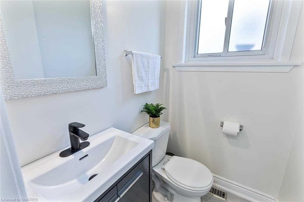 2212 Urwin Cres