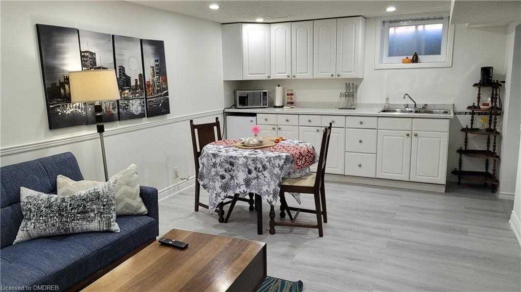 2212 Urwin Cres