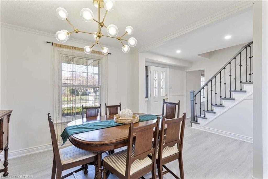 2212 Urwin Cres