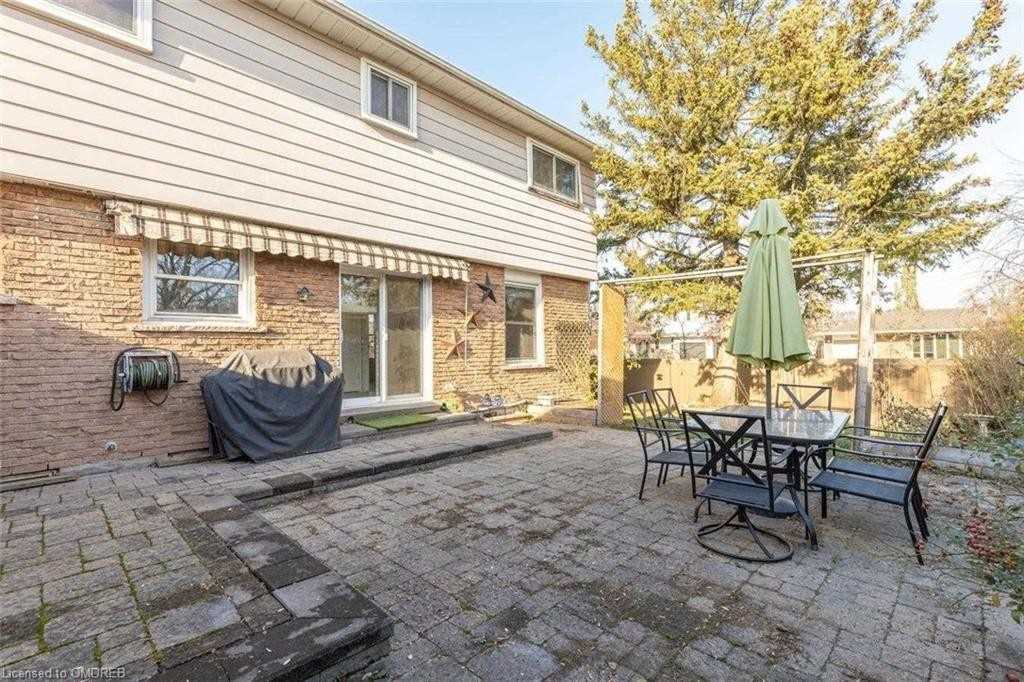 2212 Urwin Cres