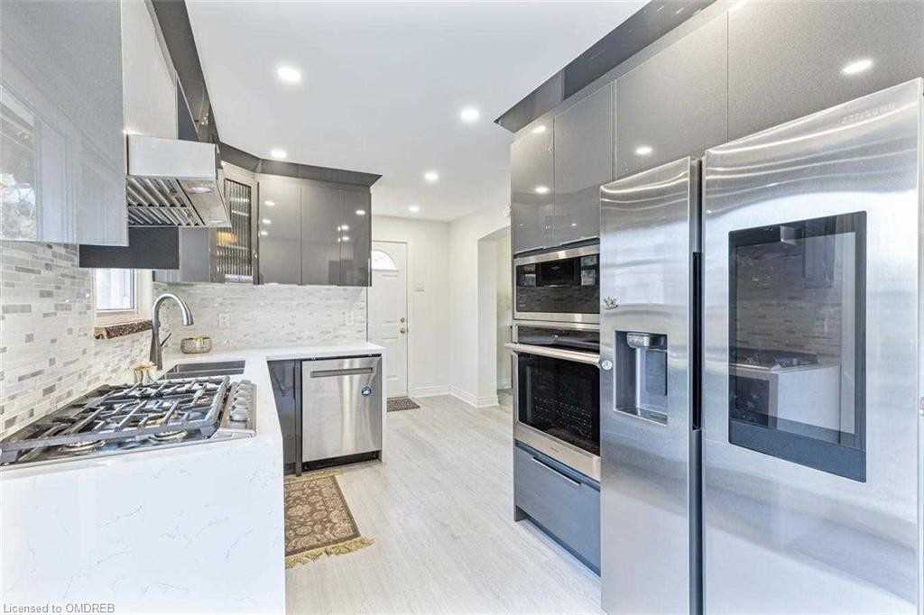 2212 Urwin Cres