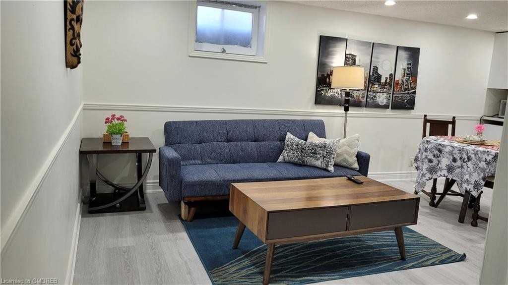 2212 Urwin Cres