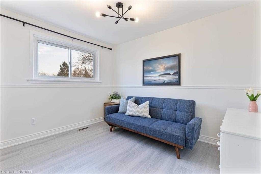 2212 Urwin Cres