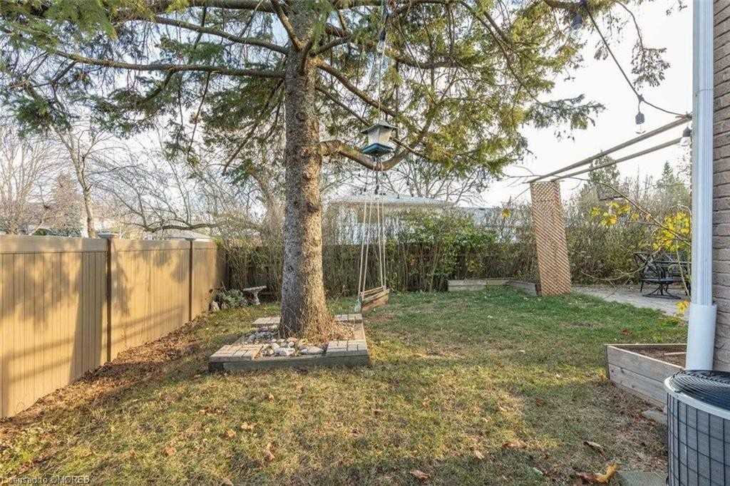 2212 Urwin Cres