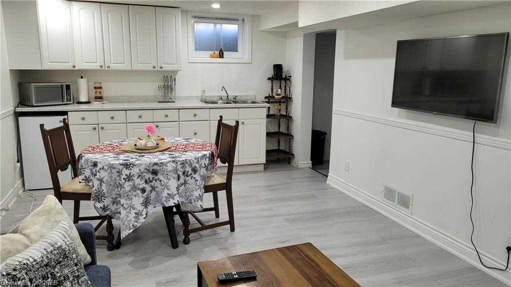 2212 Urwin Cres