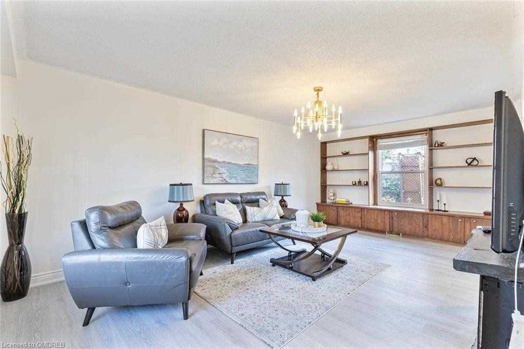 2212 Urwin Cres