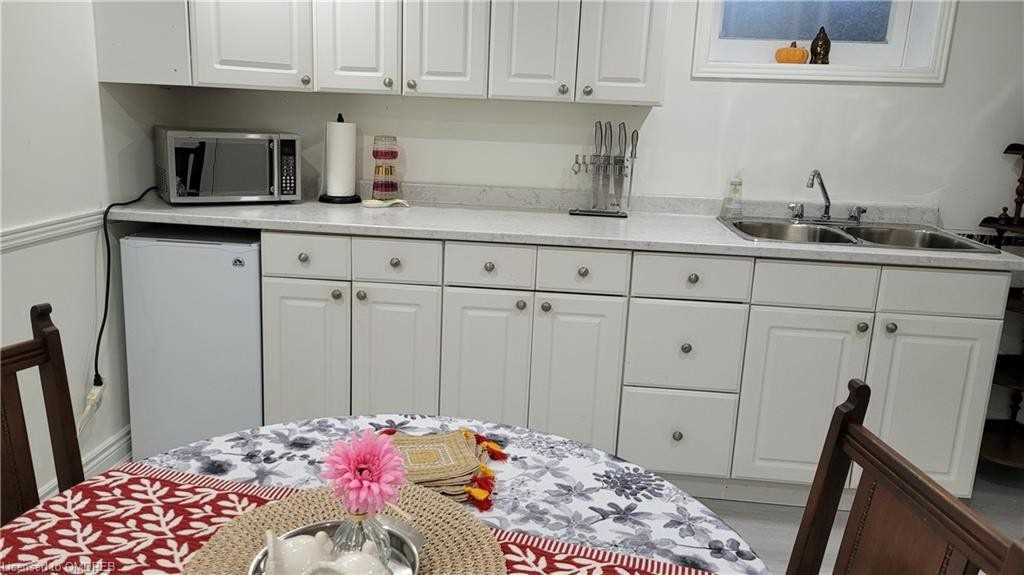 2212 Urwin Cres