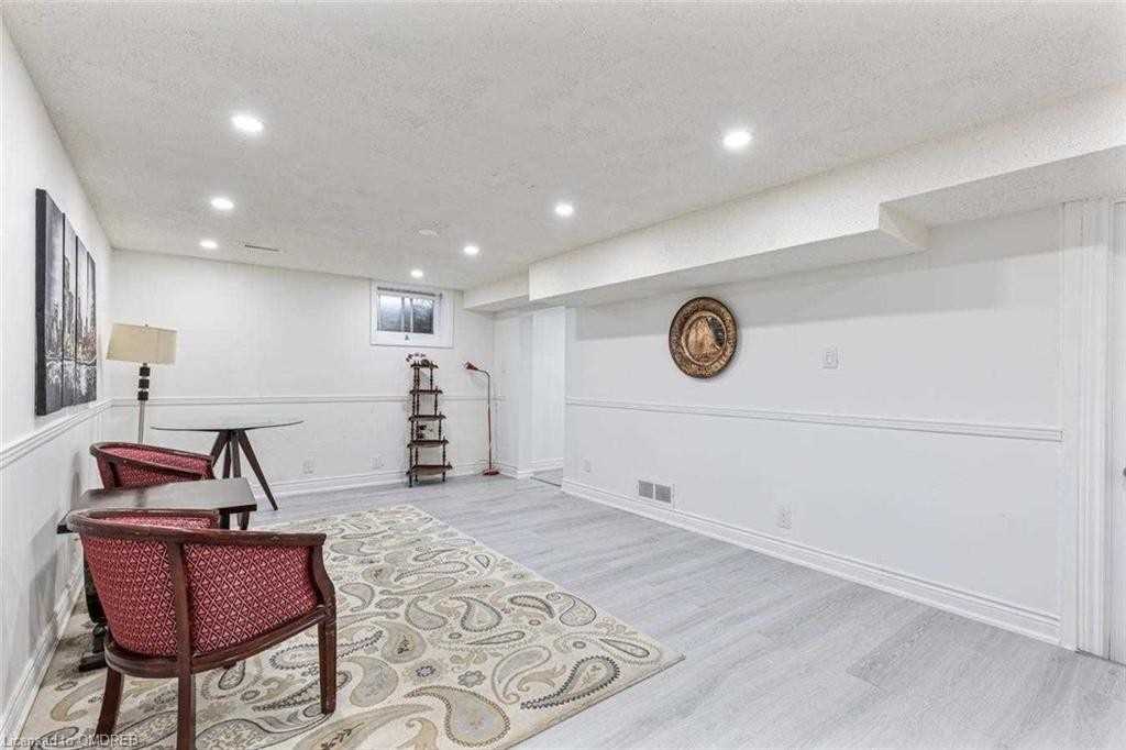 2212 Urwin Cres